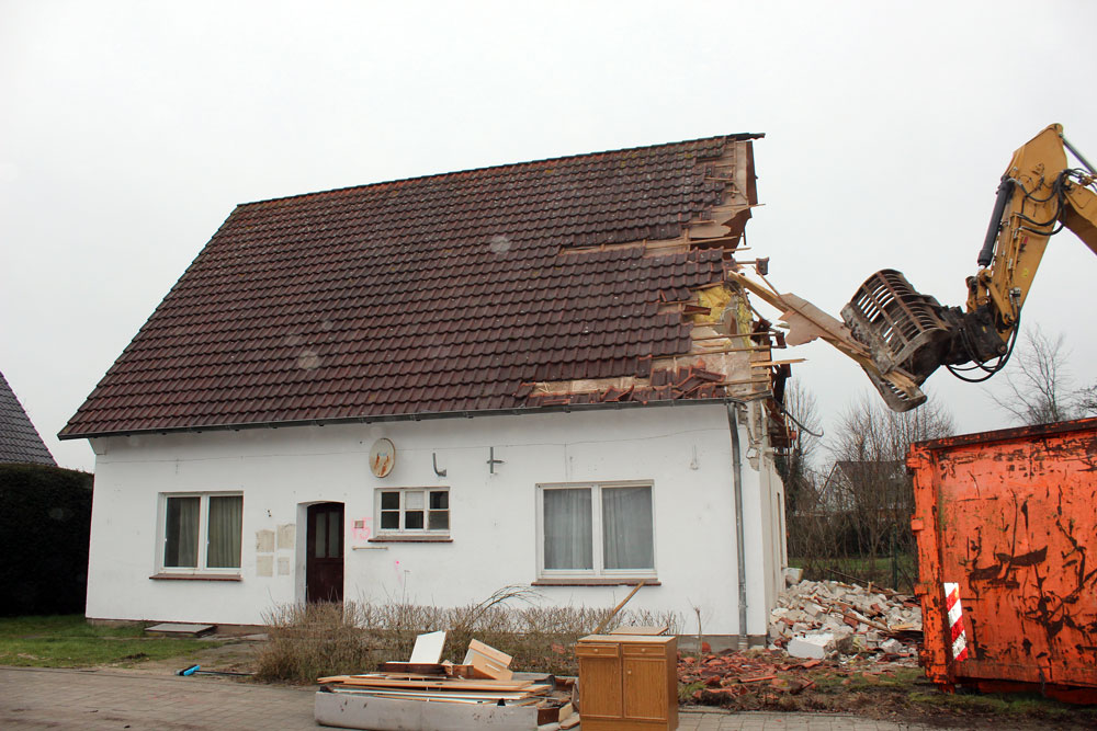 Das Gebäude Wiesenweg 45 wird nun auf Veranlassung der Stadt Dinklage durch die Firma Averdam abgerissen (Foto: Westermann / Stadt Dinklage)