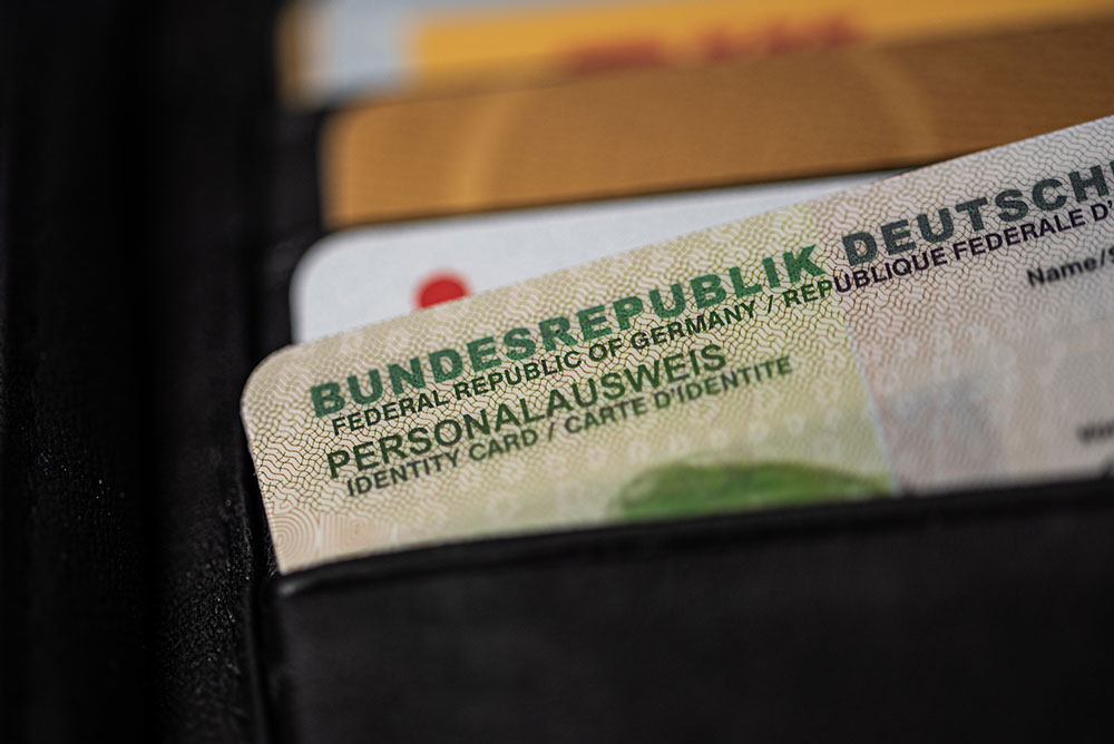 Lichtbilder für Ausweise und Pässe dürfen ab dem 1. Mai 2025 nur noch in digitaler Form vorliegen. (Foto: Christian Horz - iStockphoto)