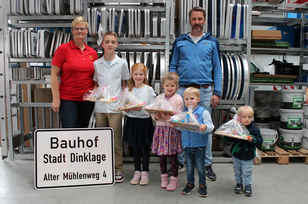 Angelika Hinxlage und Jens Bührmann konnten den stolzen Gewinnerinnen und Gewinnern der „Schnipseljagd“, die aus Anlass des Tags der offenen Tür auf dem neuen Dinklager Bauhof veranstaltet wurde, nun ihre Preise überreichen. Gewonnen haben (v.l.) Paul Themann, Romy Schwermann, Charlotte Schwermann, Ludwig Schwermann und Matteo Seelhorst. (Foto: Westermann)